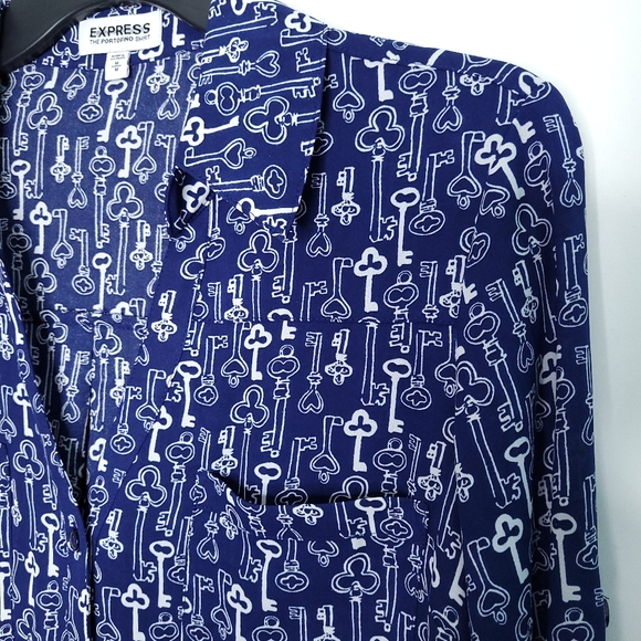 EXPRESS Portofino V-neck Shirt With Allover Key Print MEDIUM - Picture 8 of 12